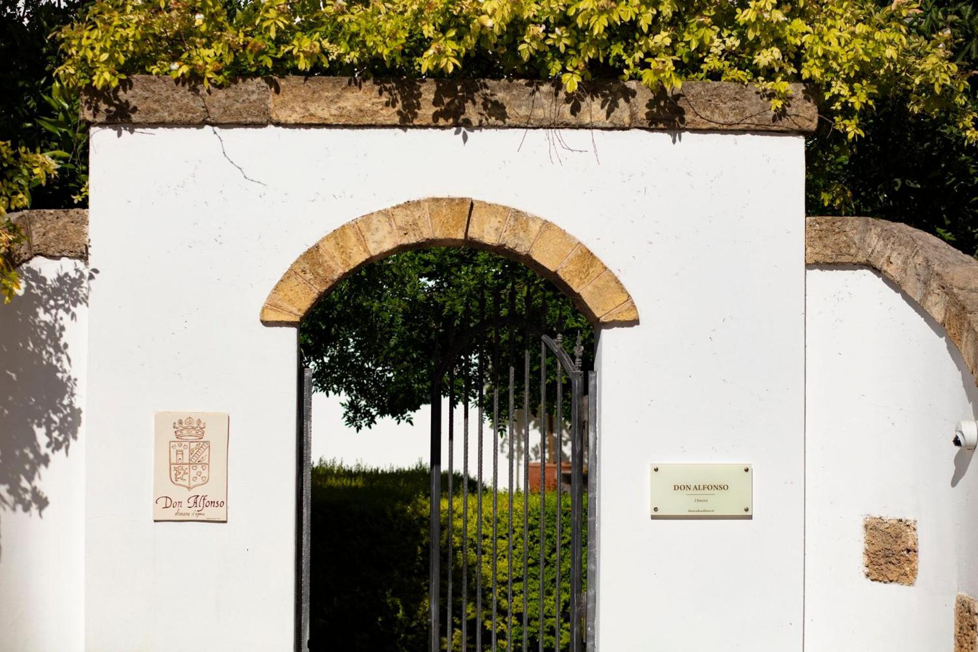 לינה וארוחת בוקר ראקאלה Don Alfonso Dimora D'Epoca מראה חיצוני תמונה